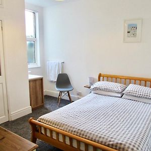 Standard Zimmer mit Kingsize-Bett