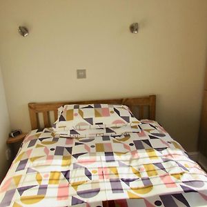 Zimmer mit Kingsize-Bett